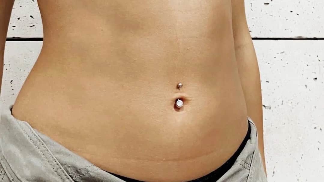 Kolczyk w pępku: Czego unikać, by goił się bez problemów?