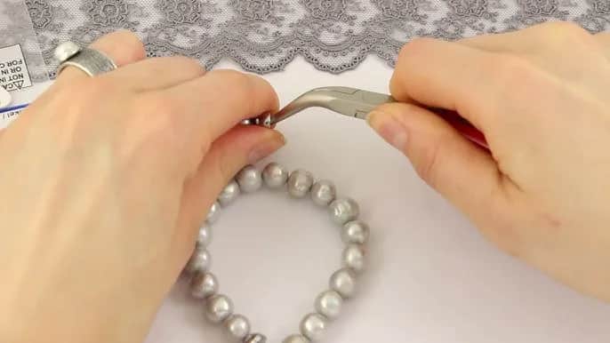 Montaż zapięcia w naszyjniku: Twórz trwałą i piękną biżuterię