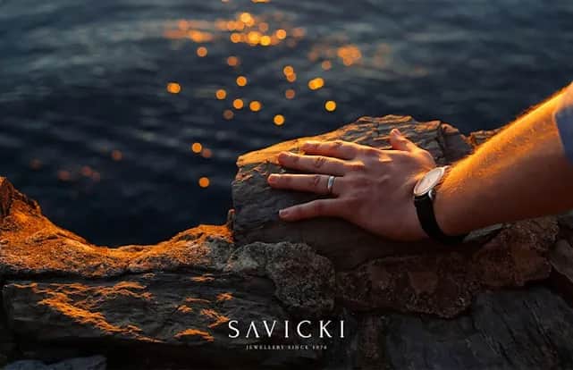 Dlaczego obrączka na lewej dłoni? Zaskakujące tradycje świata.