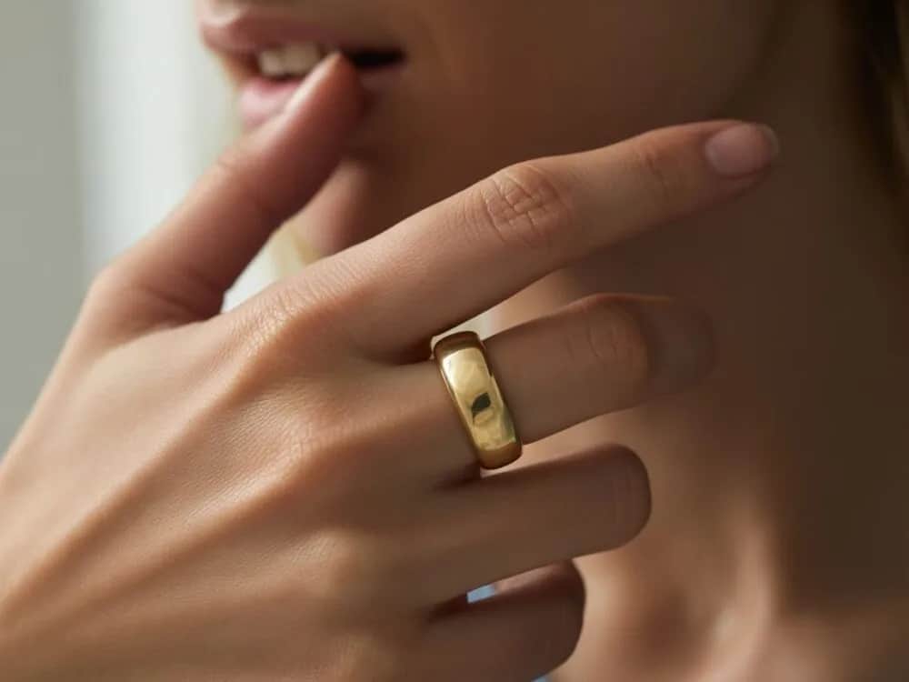 Szeroki złoty pierścionek: Trendy, wybór, stylizacja. Idealna obrączka?