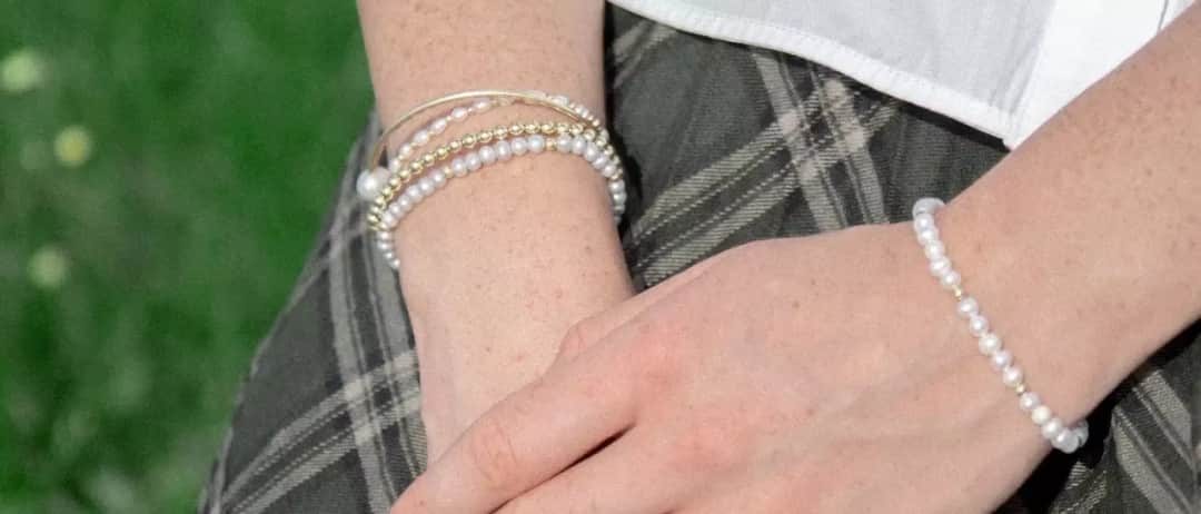 Bransoletka na co dzień: Jak wybrać idealną i nosić ją stylowo?