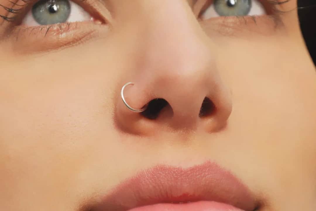 Gdzie zrobić kolczyk w nosie? Wybierz studio i uniknij błędów!