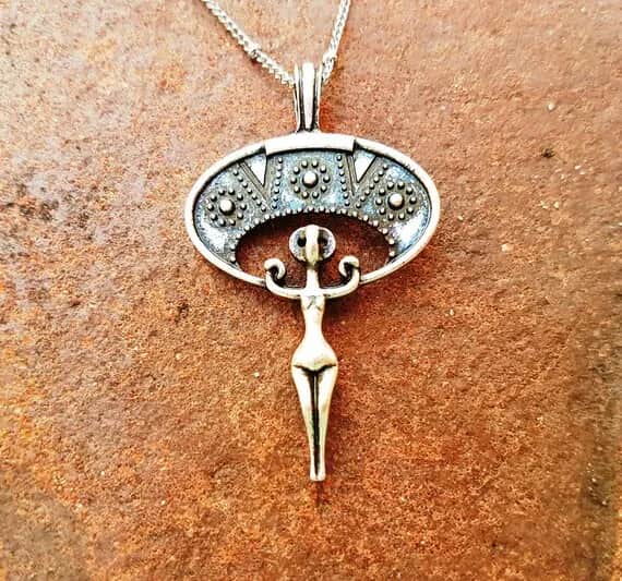 Naszyjnik z lunulą: Tajemnica słowiańskiej mocy i kobiecości