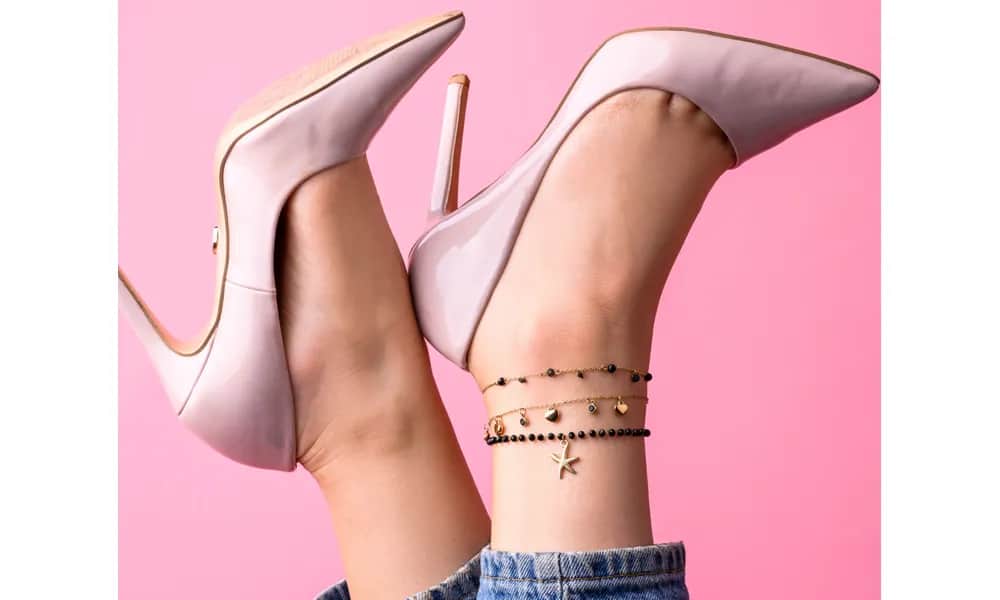 Bransoletka na nodze: Symbol statusu czy modny dodatek?