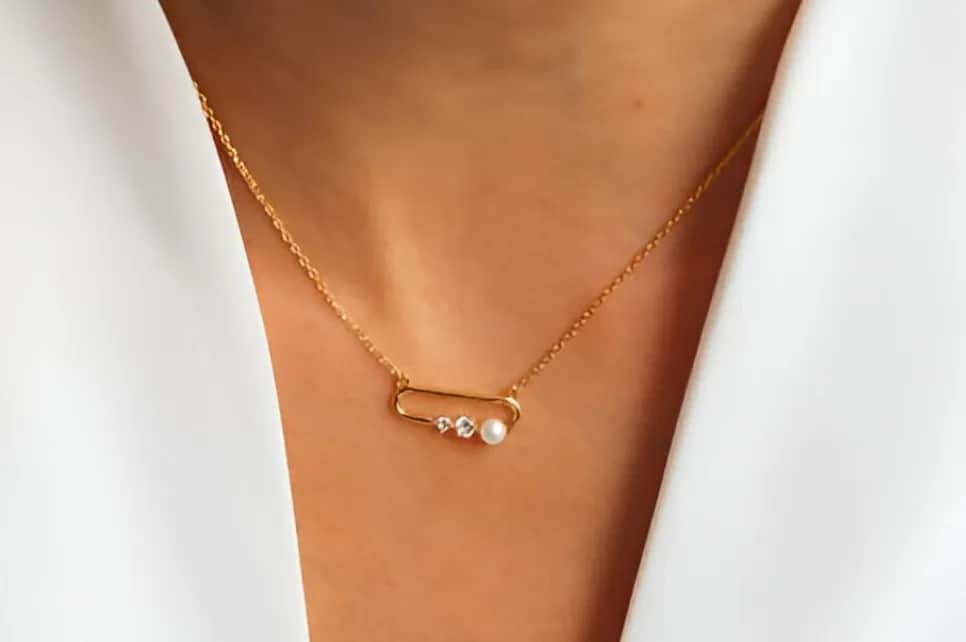 Naszyjnik z agrafką: Co oznacza? Symbolika od buntu po luksus