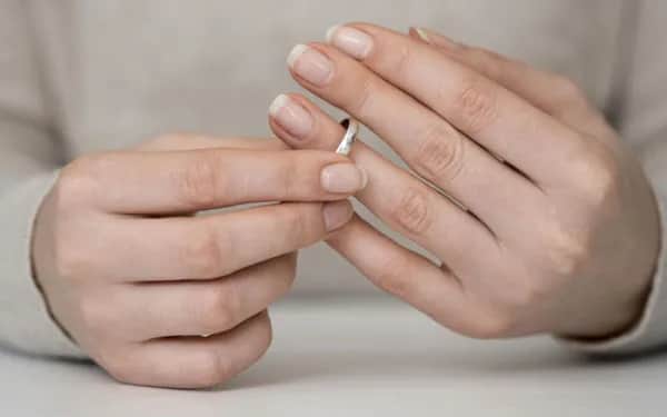 Opuchnięty palec? Jak ściągnąć obrączkę bezpiecznie i bez bólu.