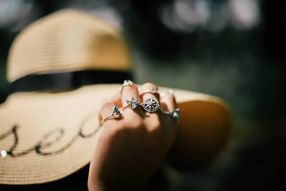 Pierścionek zaręczynowy i obrączka: Polska tradycja. Wiesz, jak nosić?