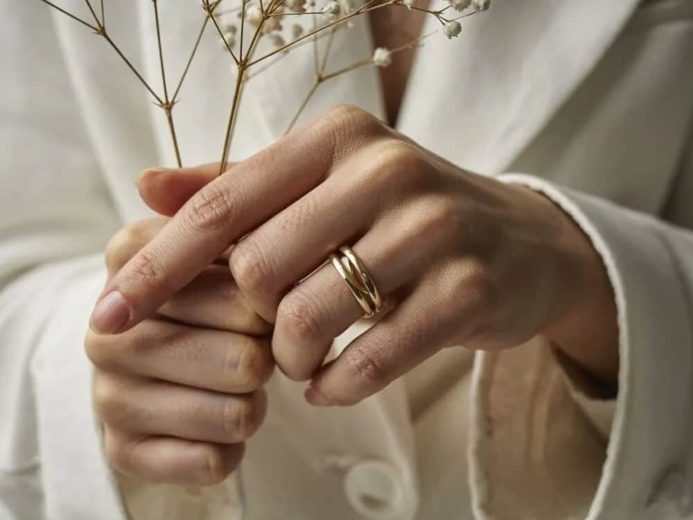Obrączka w Polsce: na której ręce? Historia i symbolika